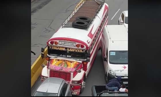 Este bus de transporte Trans Lupita, con ruta a Ciudad Peronia, zona 8 de Villa Nueva, Guatemala, protagonizó una persecución el miércoles 28 de junio en la capital del país. (Foto Prensa Libre: captura de pantalla).