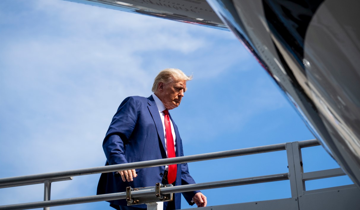 El expresidente Donald Trump sube a su avión en Miami, el 13 de junio de 2023. (Doug Mills/The New York Times)