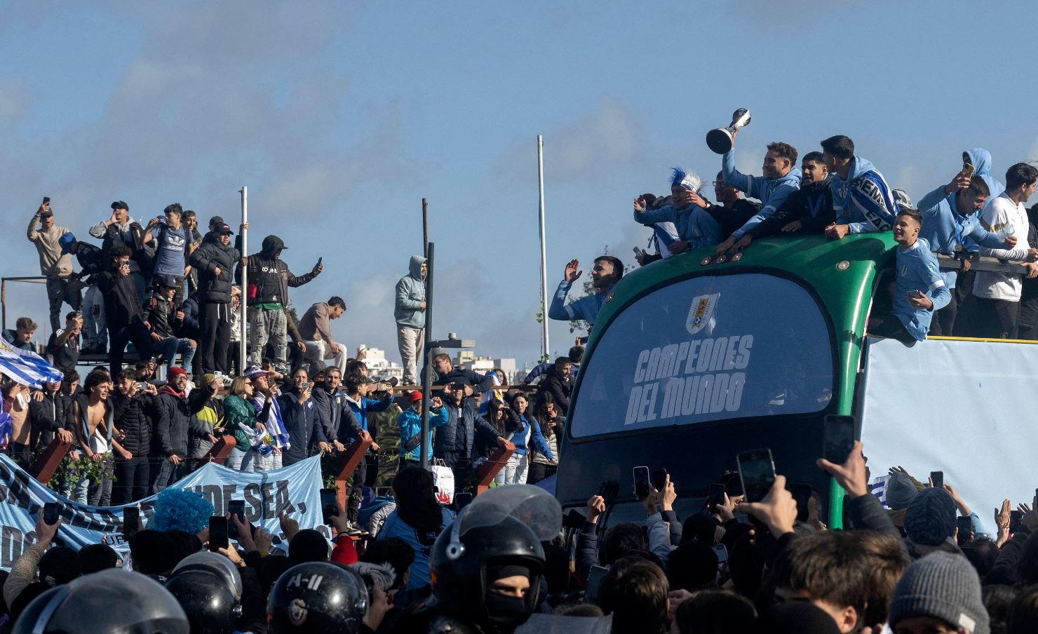 Cientos de aficionados de Uruguay salieron a las calles para aplaudir a los campeones del Mundo Sub 20. (Foto Prensa Libre: AFP).