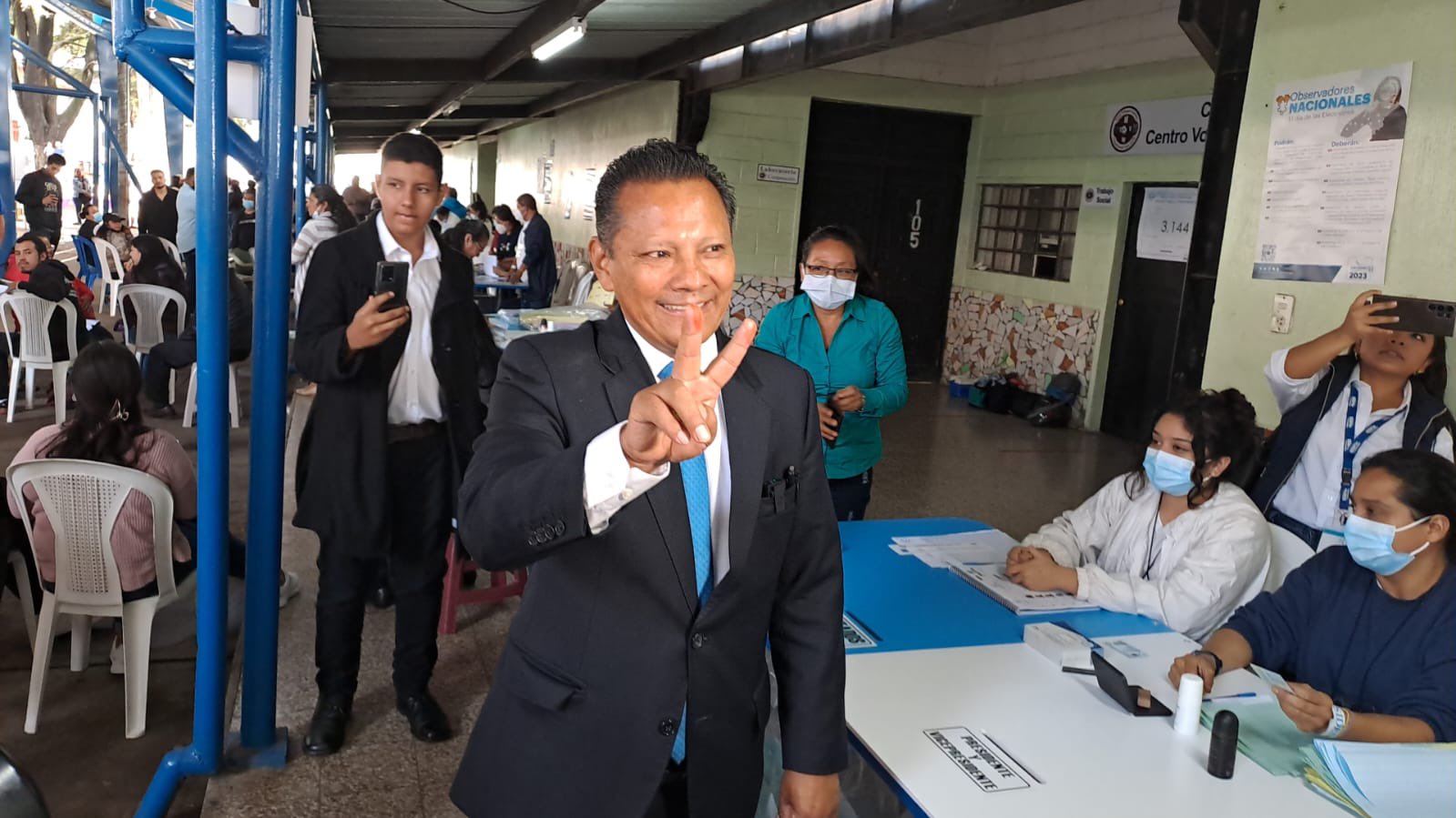 Armando Castillo, presidenciable del Partido Viva emite su voto. (Foto Prensa Libre: La Red). 