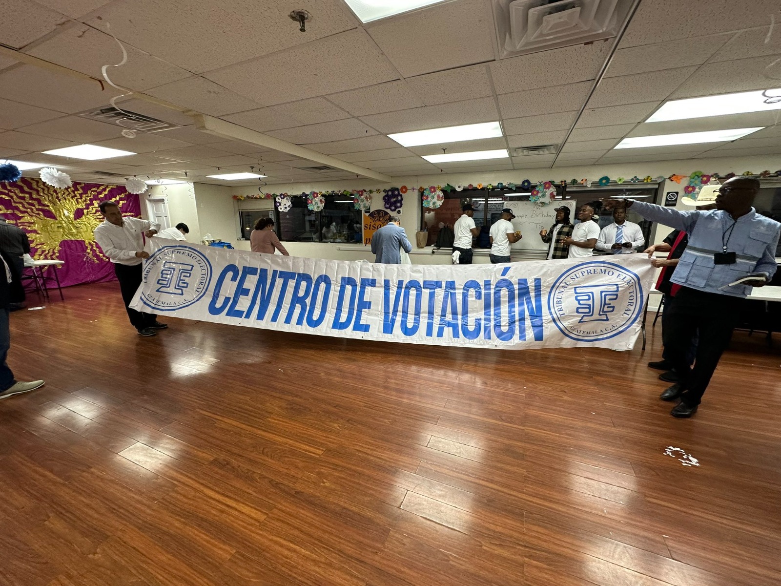 Centros de votación en Estados Unidos reciben a guatemaltecos, quienes podrán emitir su sufragio para binomio presidencial. (Foto Prensa Libre: La Red)