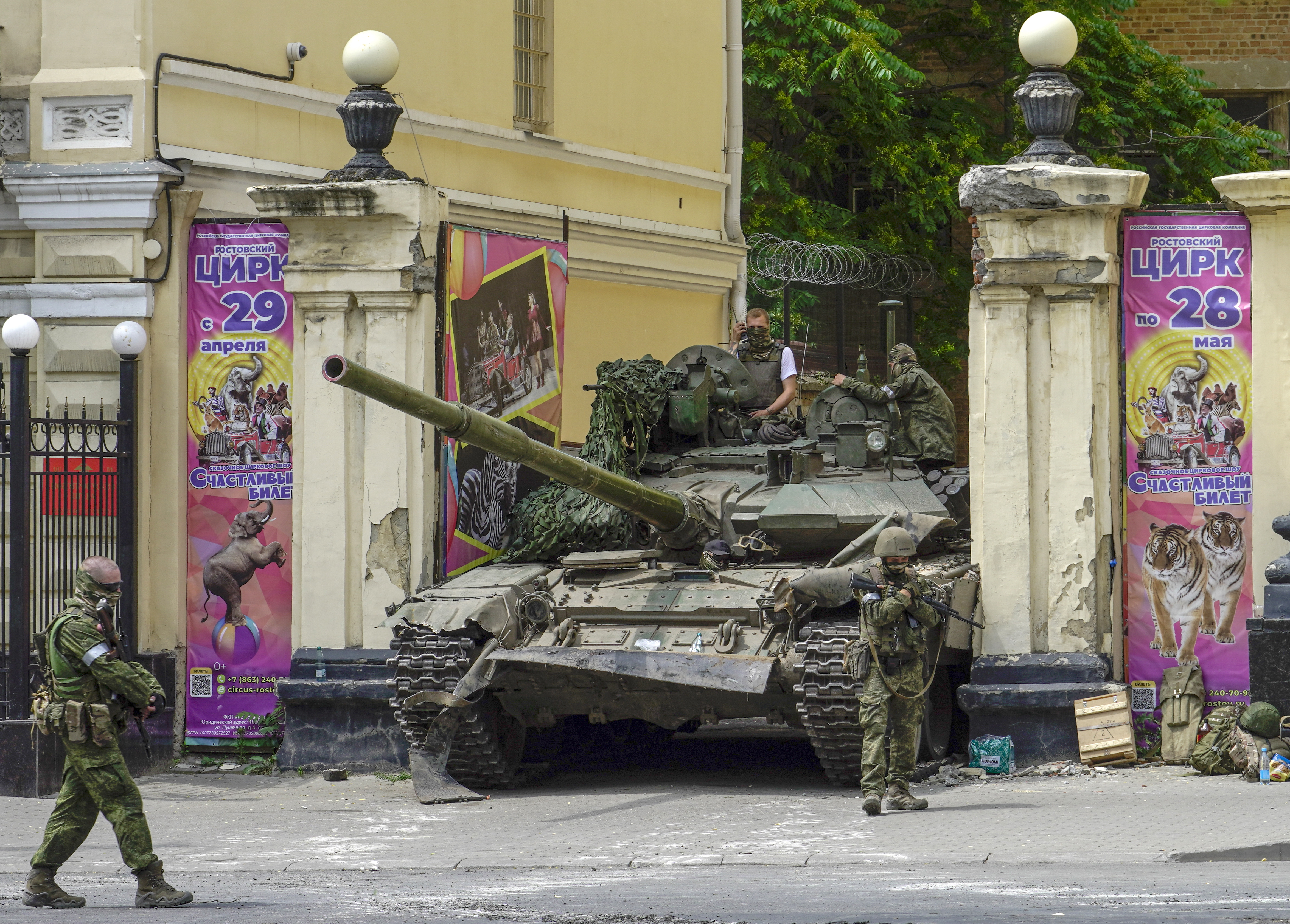 Militares armados de la compañía militar privada (PMC) Wagner Group, incluidos algunos en un tanque, vigilan la calle en el centro de Rostov-on-Don, al sur de Rusia, el 24 Junio de 2023. (Foto, Prensa Libre: EFE).