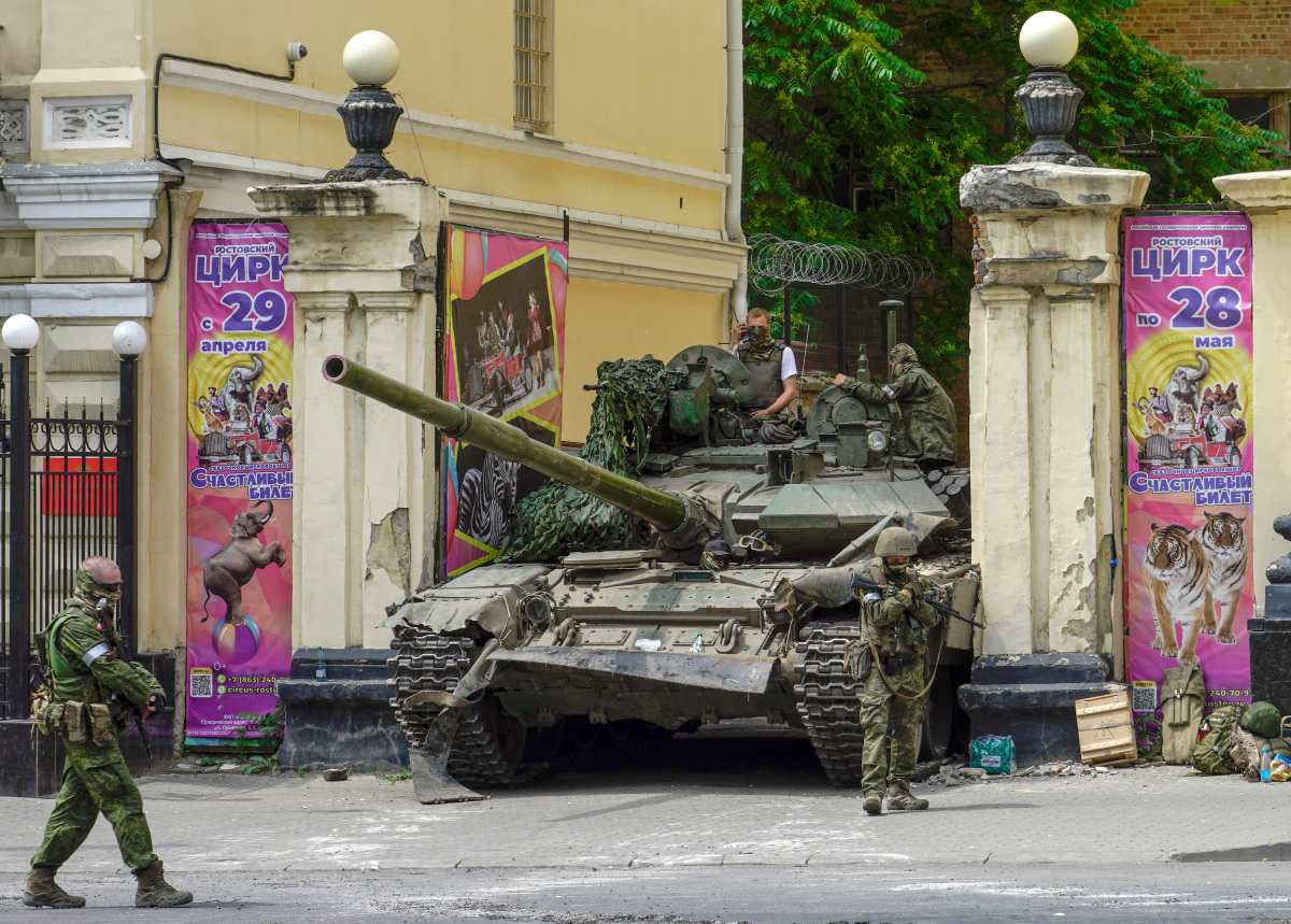 Militares armados de la compañía militar privada (PMC) Wagner Group, incluidos algunos en un tanque, vigilan la calle en el centro de Rostov-on-Don, al sur de Rusia, el 24 Junio de 2023. (Foto, Prensa Libre: EFE).
