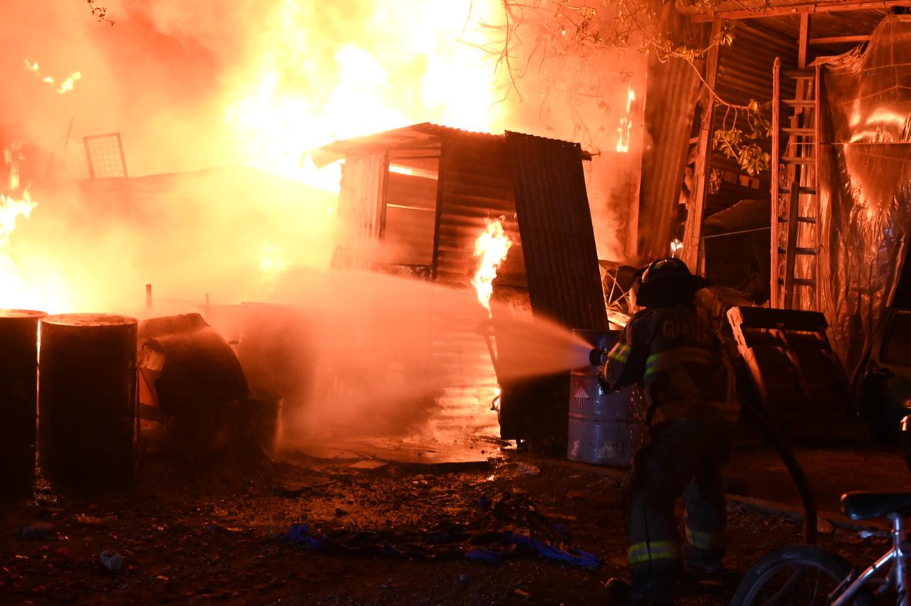 Un incendio en la zona 5 de Villa Nueva dejó varios vehículos destruidos. (Foto Prensa Libre: Bomberos Voluntarios)