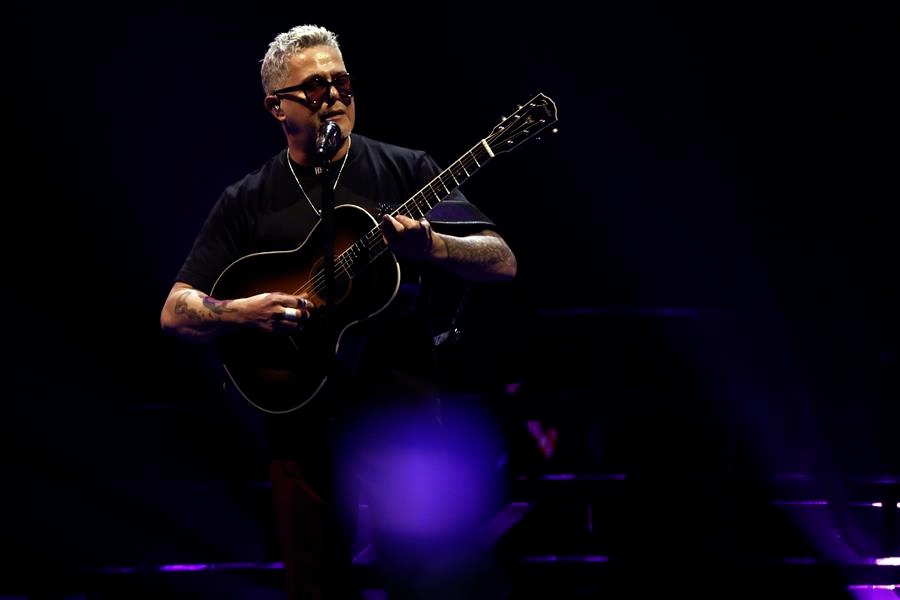 La carta y los regalos especiales que han conmovido a Alejandro Sanz en su gira internacional