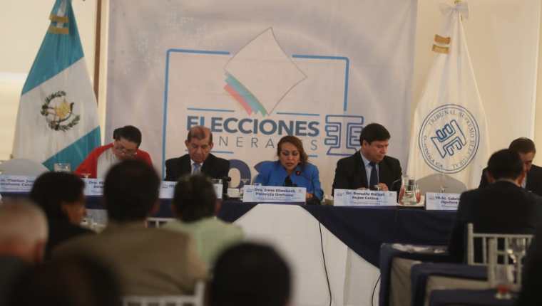 Autoridades del TSE en la pasada reunión con fiscales nacionales de partidos políticos. Fotografía: Prensa Libre (Juan Diego Gonzalez). 