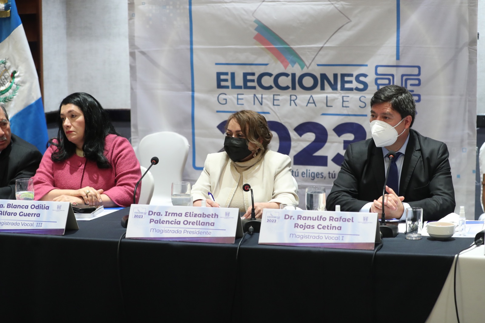 Autoridades del TSE registran los gastos de campaña con base en los reportes que suben los partidos políticos. Fotografía: Prensa Libre (Erick Avila). 