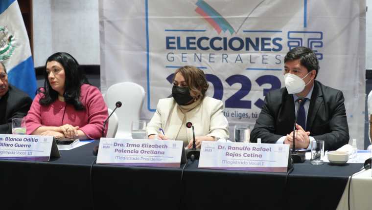 Autoridades del TSE registran los gastos de campaña con base en los reportes que suben los partidos políticos. Fotografía: Prensa Libre (Erick Avila). 