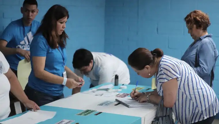 Durante el proceso, se han reportado diversas denuncias por uso de recursos públicos con fines electorales (Foto Hemeroteca Prensa Libre).