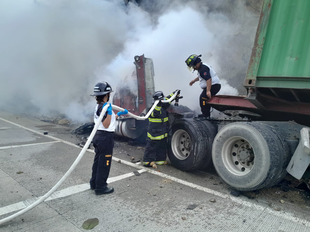 Desde choques hasta vehículos incendiados se registraron en las primeras horas del sábado 24 de junio. (Foto: Bomberos Voluntarios).