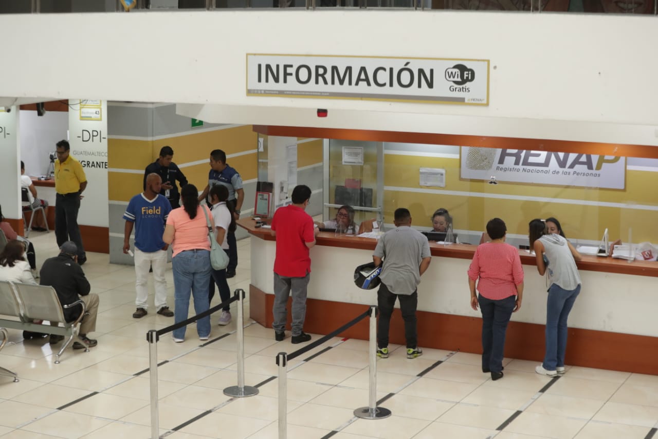 El Renap también extenderá certificaciones para quienes posean el DPI en mal estado para que pueden emitir el voto (Foto Prensa Libre: María René Barrientos).