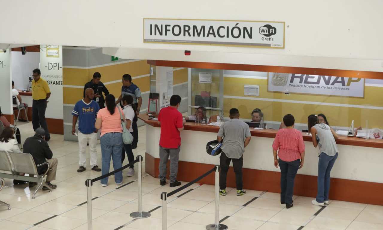 El Renap también extenderá certificaciones para quienes posean el DPI en mal estado para que pueden emitir el voto (Foto Prensa Libre: María René Barrientos).