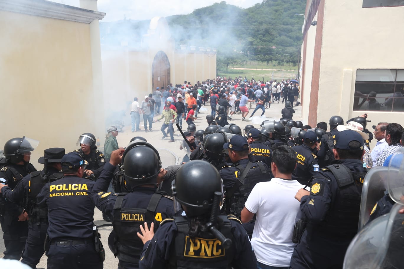 La jornada del domingo 25 de junio ha estado marcada por presencia policial y disturbios en San José del Golfo, en el departamento de Guatemala. (Foto Prensa Libre: Érick Ávila)