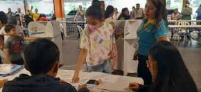Niños votando en las elecciones infantiles