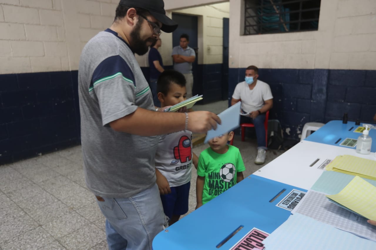 Niños acompañando a sus padres a votar'