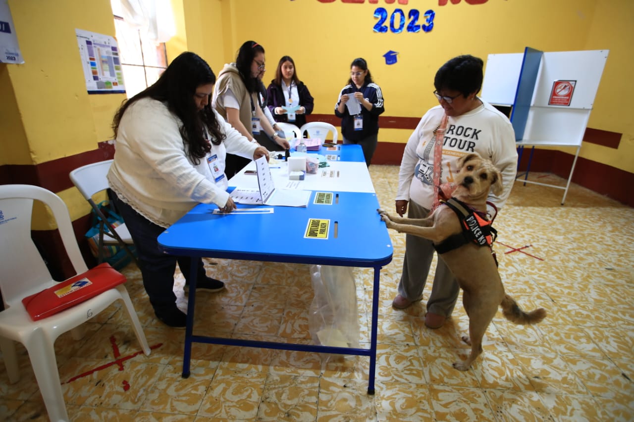 Una guatemalteca emite su voto en compañía de su mascota'