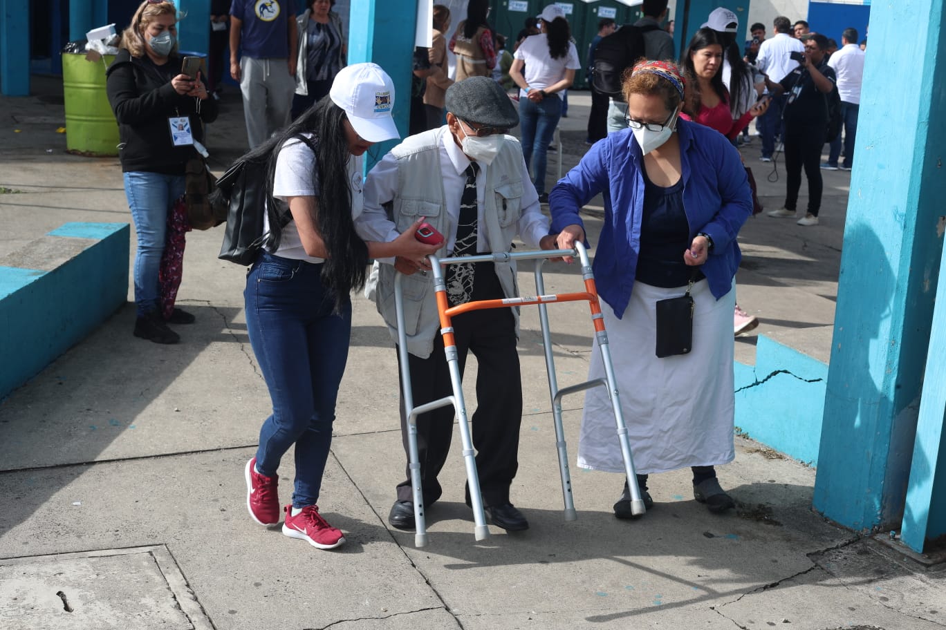 Persona con discapacidad llega a un centro de votación'