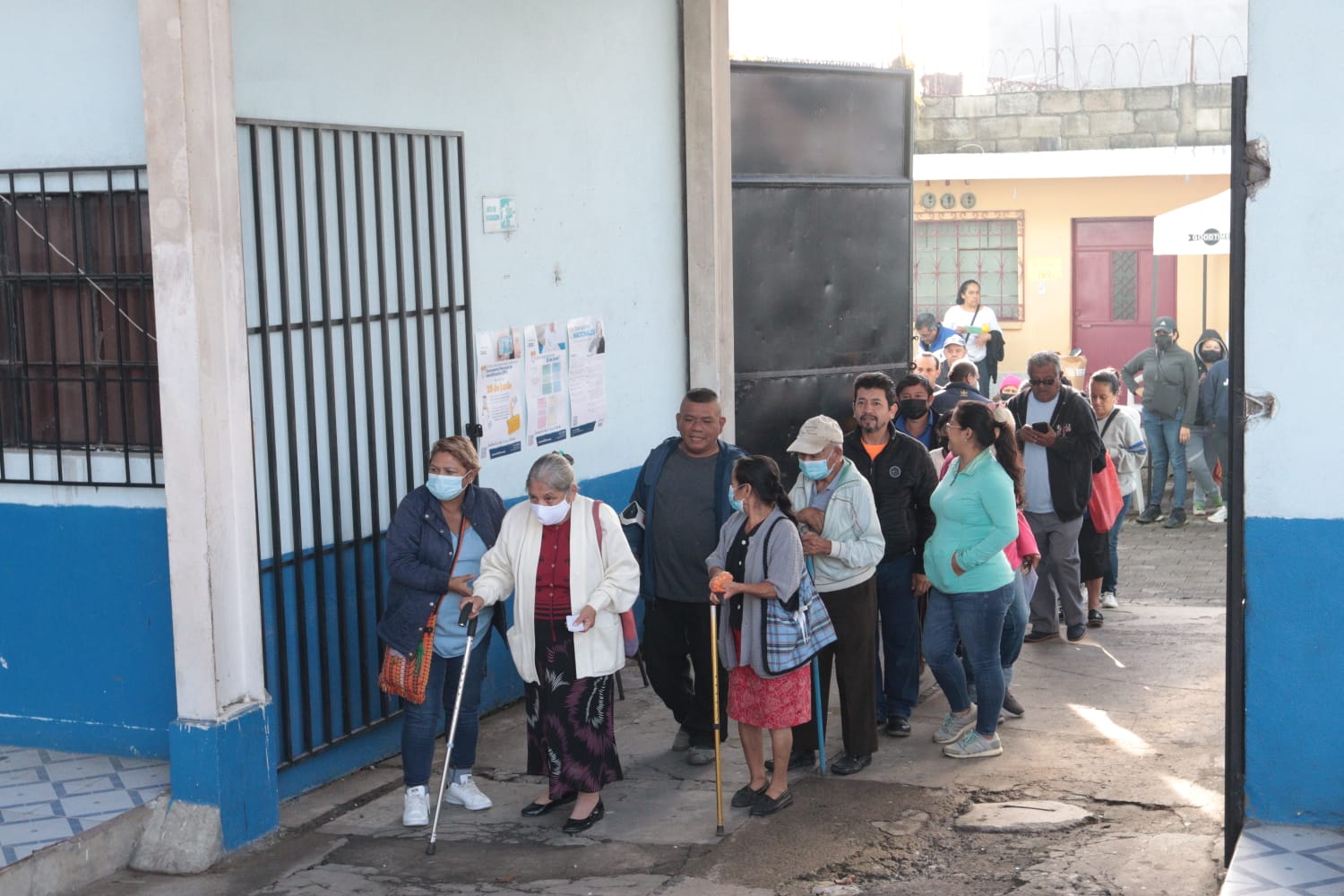 Guatemaltecos realizan filas para votar'