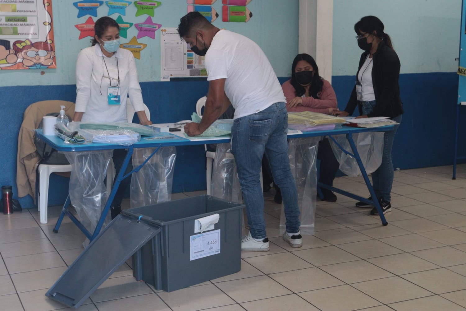 Miembros de las Juntas Receptoras de Votos distribuyen las papeletas'