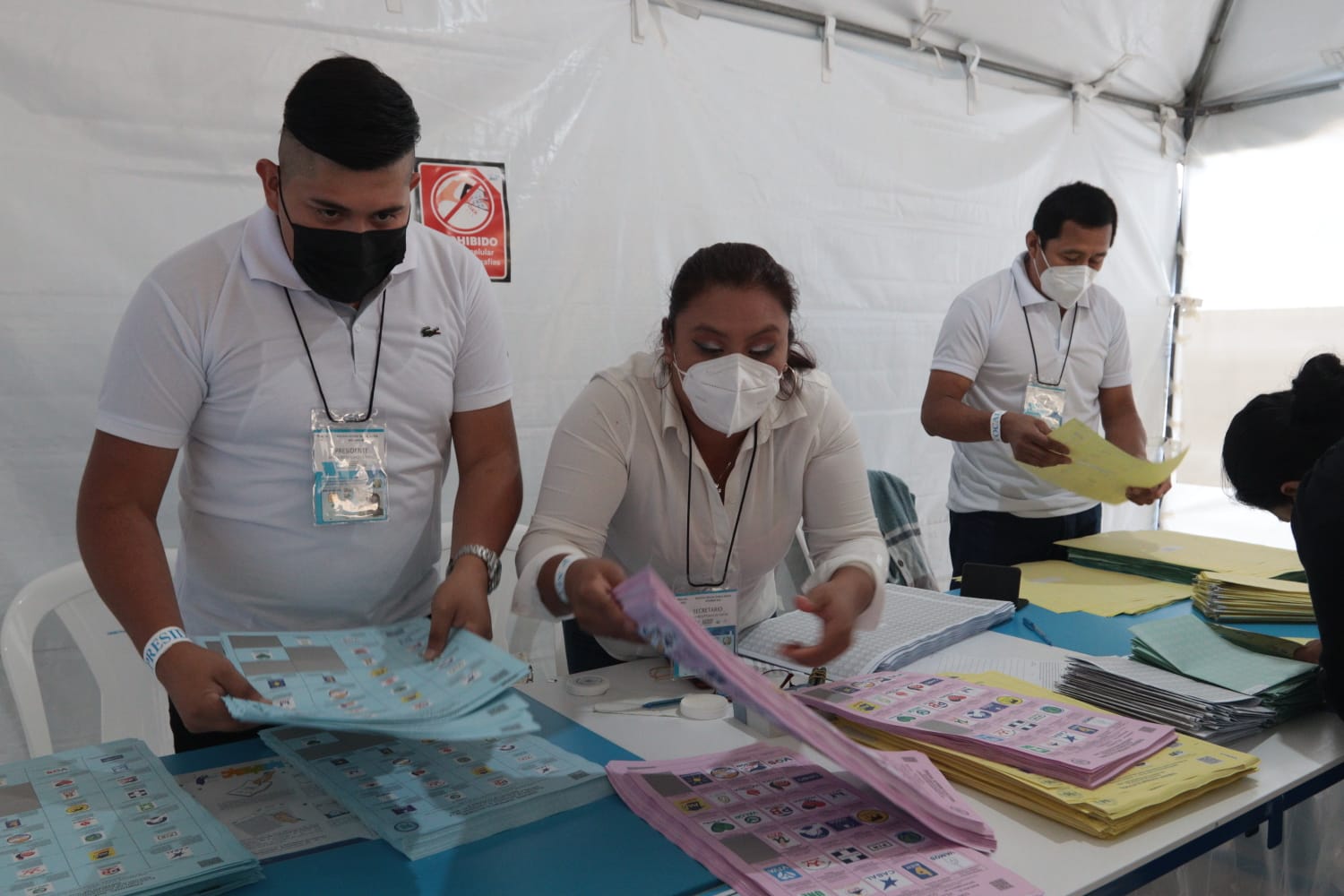La Junta Receptora de Votos distribuye las papeletas'