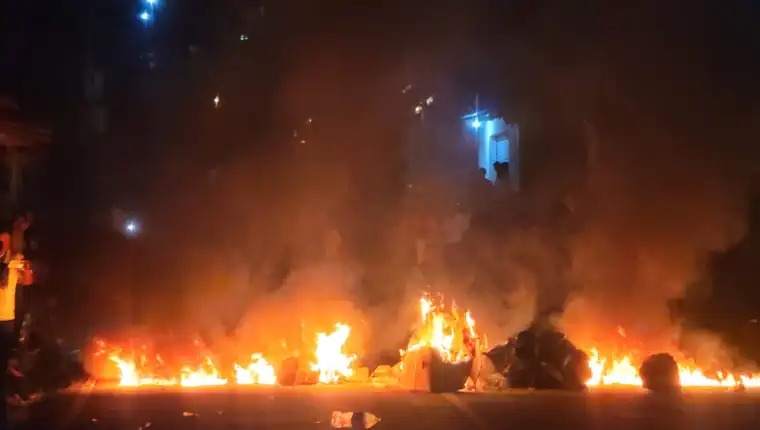 Por lo menos en cuatro localidades se reportó quema o destrucción de papeletas. Foto Prensa Libre)