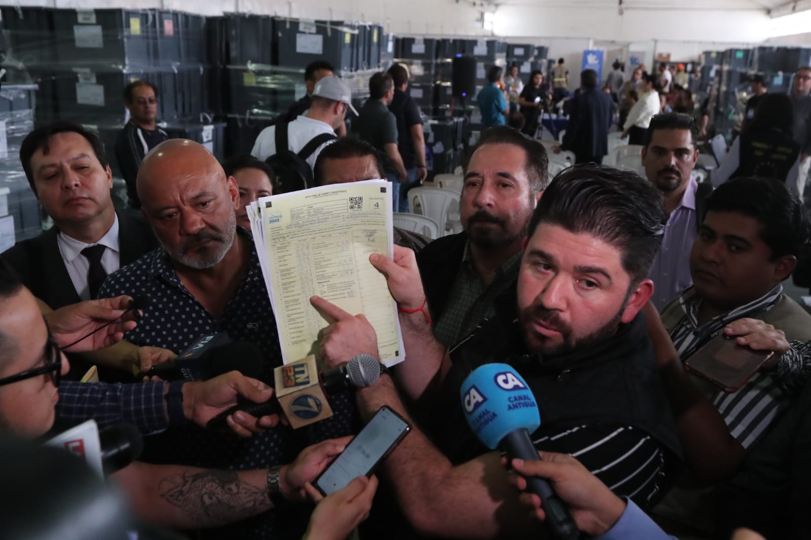 Los fiscales abandonaron la audiencia de revisión y anunciaron las medidas a tomar por dudas en el conteo del binomio presidencial. Fotografía: Prensa Libre (Elmer Vargas). 