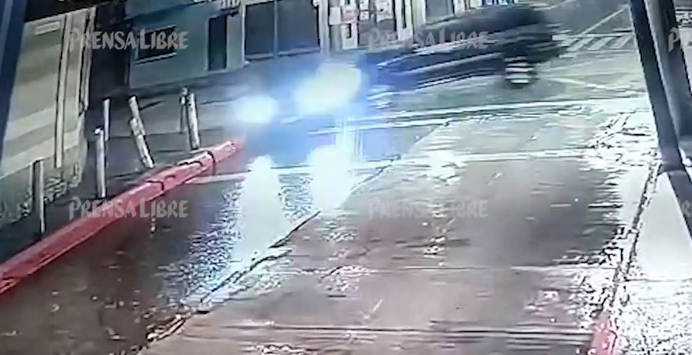 El piloto de una camioneta agrícola que no respetó la luz roja de un semáforo impactó en un sedán que se desplazaba por la 9a avenida y 13 calle zona 1 de la capital. (Foto Prensa Libre: captura de pantalla).