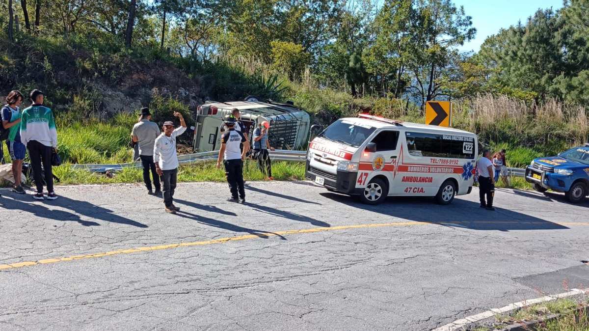 Microbús volcado, choques y motoristas accidentados: autoridades dan detalles sobre percances de las últimas horas