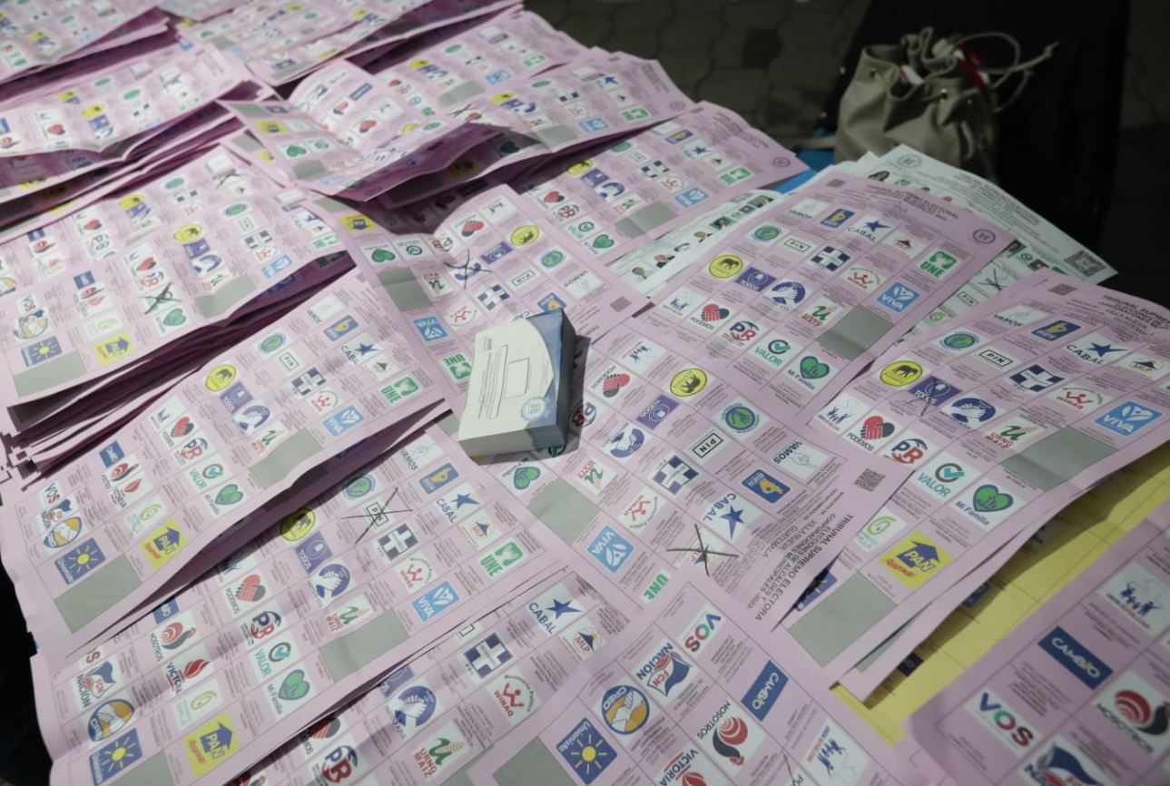 Papeletas rosadas para elegir alcaldes en Guatemala. (Foto Prensa Libre: María René Barrientos)
