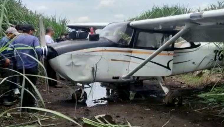 Avioneta realizó un aterrizaje forzoso en Masagua, Escuintla. (Foto Prensa Libre: captura de video Enrique Paredes)