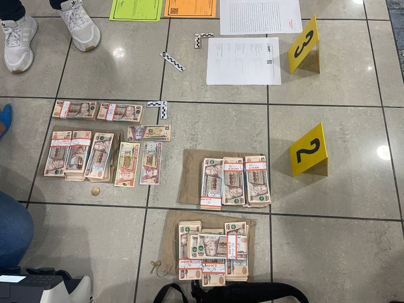 Parte del dinero que se le incautó al jefe de agencia de un banco de la zona 10, que intentaba sacar Q166 mil en efectivo. (Foto Prensa Libre: PNC)