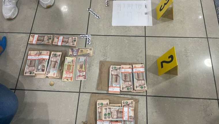 Parte del dinero que se le incautó al jefe de agencia de un banco de la zona 10, que intentaba sacar Q166 mil en efectivo. (Foto Prensa Libre: PNC)