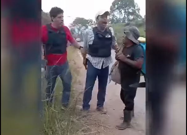 Este es el momento en que pobladores de una comunidad llamada Kumatz se enfrentan a personal armado de una finca que pretendían invadir en Barillas, Huehuetenango. En el hecho murieron dos personas. (Foto Prensa Libre: captura de pantalla).