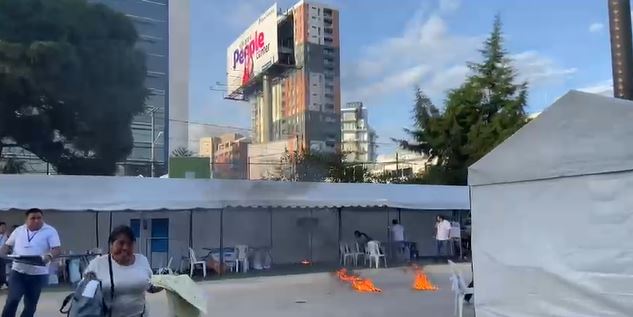Sujetos ya individualizados por las autoridades lanzaron bombas molotov hacia el interior de un centro de votación en la zona 10 de la capital. (Foto Prensa Libre: captura de pantalla).