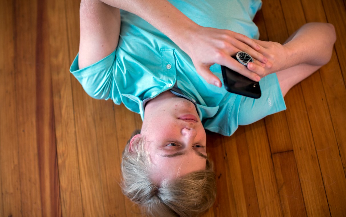 Un niño de 15 años usa su teléfono inteligente en Metter, Georgia, el 26 de abril de 2021. (Stephen B. Morton/The New York Times).