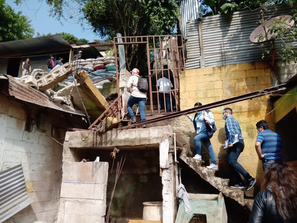 Persona de la Conred y la comuna capitalina hicieron una evaluación tras el derrumbe de un paredón que cayó sobre una vivienda en la colonia Camposeco, zona 16 de la capital. (Foto Prensa Libre: Conred, zona 16).