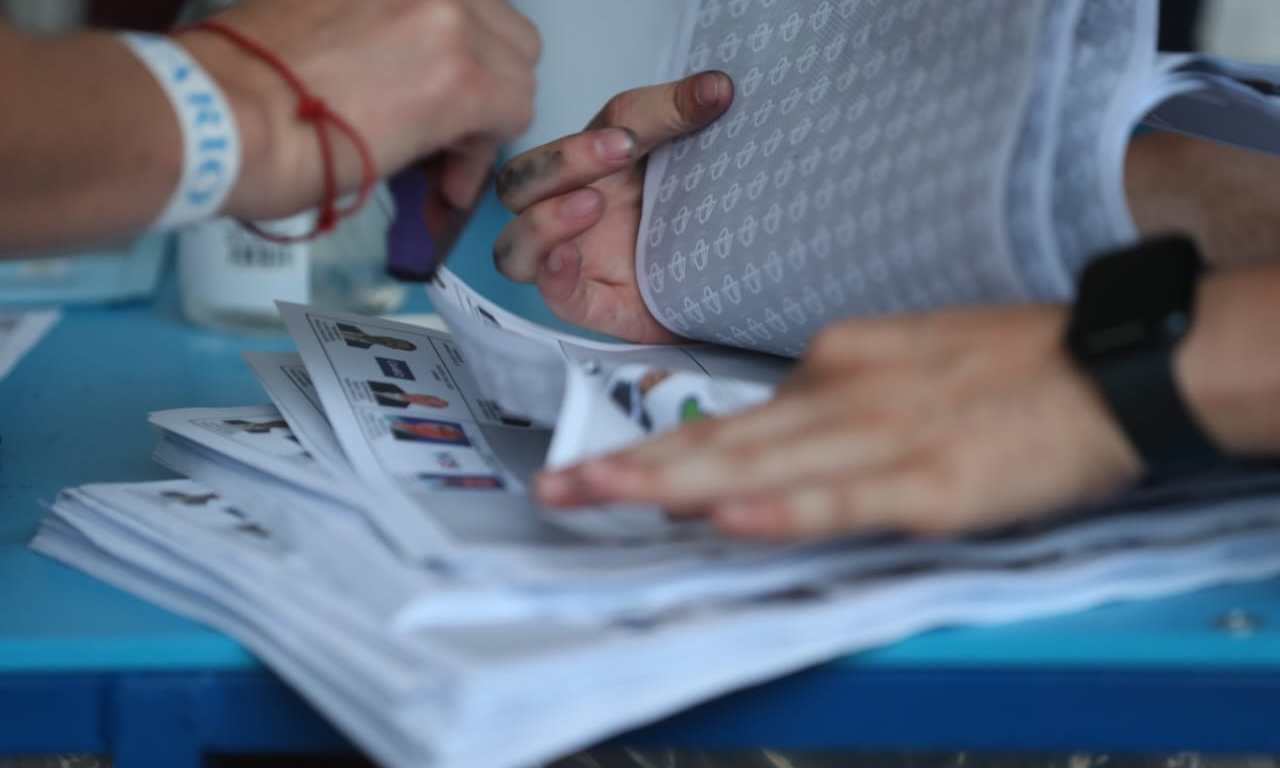 Los centros de votación cerraron este domingo 25 de junio para iniciar con el conteo oficial de los sufragios. (Foto Prensa Libre: Erick Ávila)