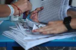 Los centros de votación cerraron este domingo 25 de junio para iniciar con el conteo oficial de los sufragios. (Foto Prensa Libre: Erick Ávila)