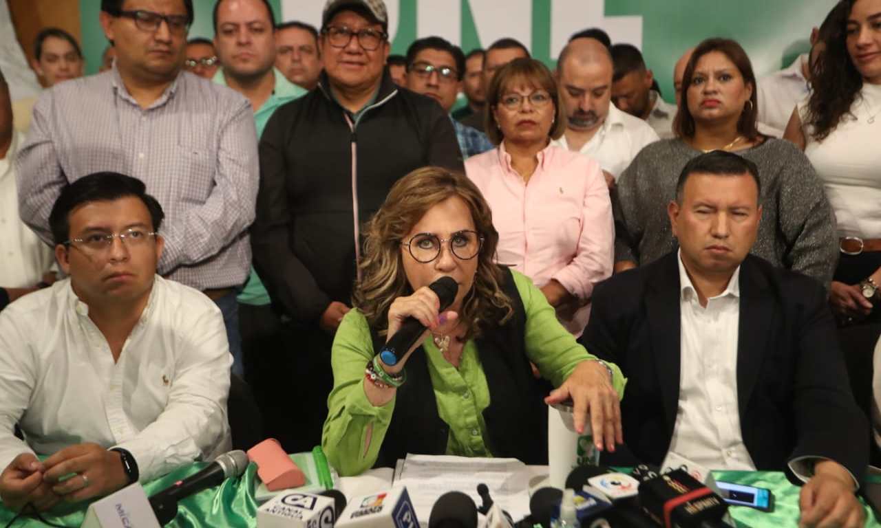 Sandra Torres convocó a una conferencia de prensa en la que arremetió contra el candidato de Semilla Bernardo Arévalo. (Foto Prensa Libre: Esbin García)