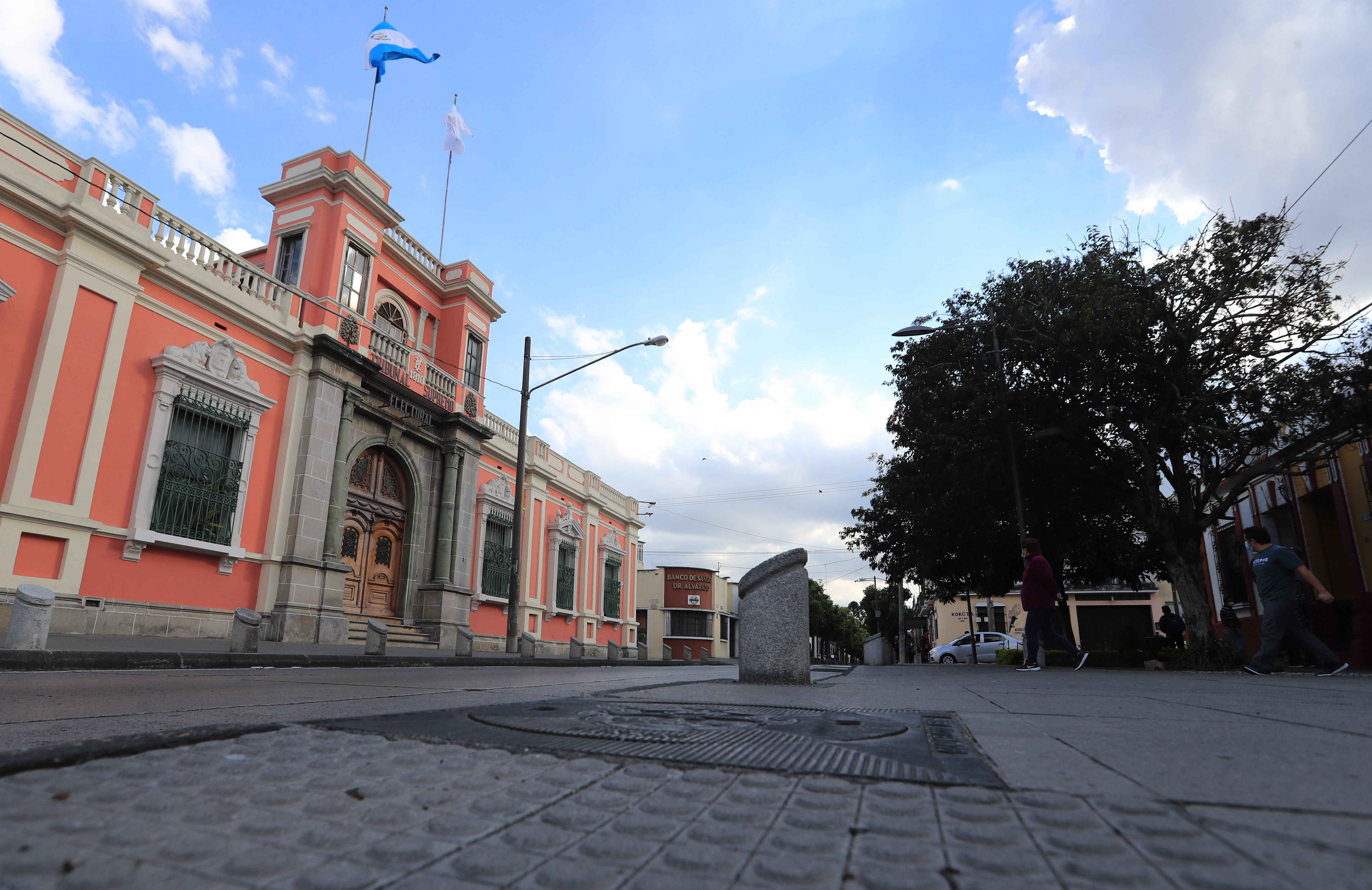 Fachada del edificio del Tribunal Supremo Electoral ubicado en 6ta avenida 0-32, zona 2 de la Ciudad de Guatemala. (Foto Prensa Libre: Hemeroteca PL)



Fotografía Prensa Libre: Byron García
