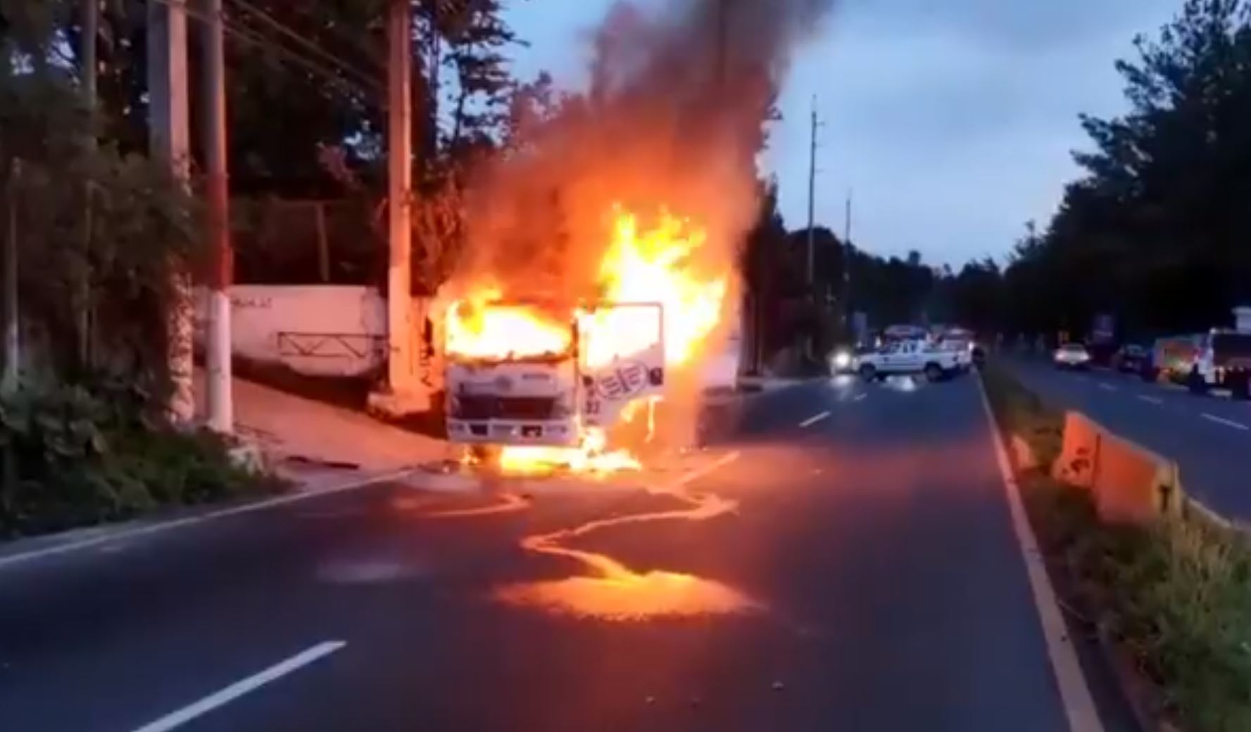 Camión se incendia en km 32 de la ruta Interamericana, San Bartolomé Milpas Altas, Sacatepéquez. (Foto Prensa Libre: captura de pantalla de video de Provial)