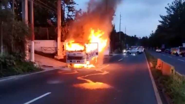 Camión se incendia en km 32 de la ruta Interamericana, San Bartolomé Milpas Altas, Sacatepéquez. (Foto Prensa Libre: captura de pantalla de video de Provial)