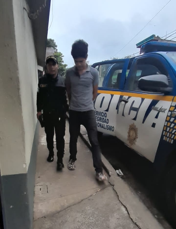 Gabriel Antonio Jiménez Rodríguez, de 18 años, ayudante de bus urbano, se salvó de morir linchado en Santa Rosa. Vecinos lo acusaron de ingresar en una casa a robar objetos. (Foto Prensa Libre: PNC).