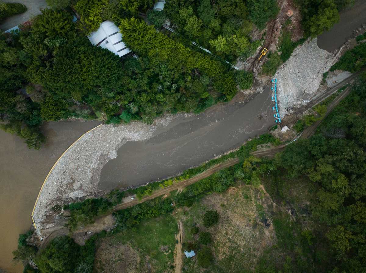 Foto captada por un dron que muestra las toneladas de basura que la barricada Interceptor 006 detiene en el río Las Vacas, de Guatemala. (Foto Prensa Libre: The Ocean Cleanup)