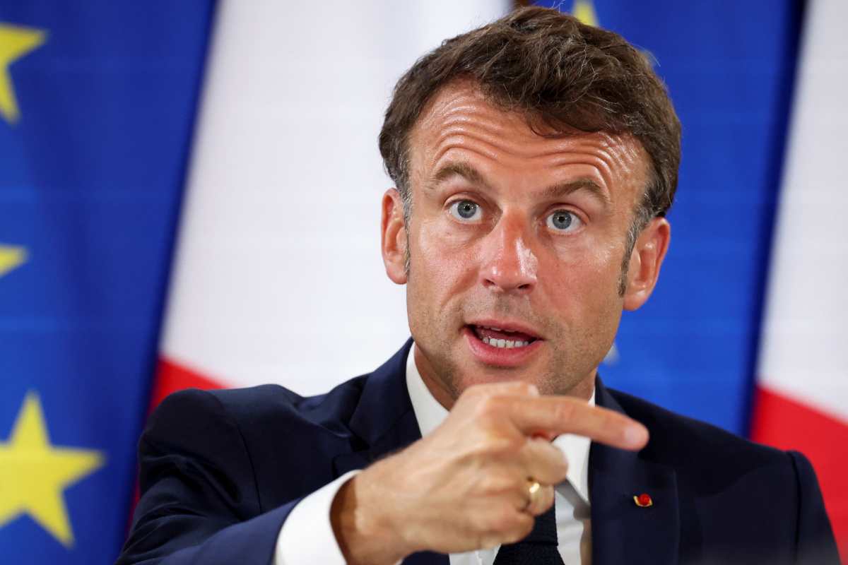 ¡De un trago y en 17 segundos! La inusual manera en la que Macron se bebe una cerveza y genera polémica en Francia