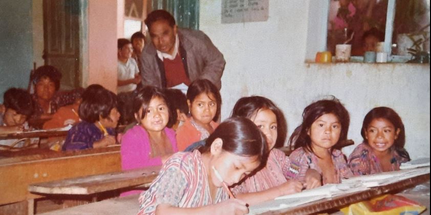 El profesor E. Antonio Romero cuando impartía  clases en la Escuela Nacional Rural Mixta del Cantón Chaquijyá, Sololá.  (Foto Prensa Libre: cortesía Sololatecos en la Historia)
