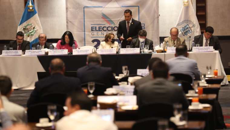 Reunión de magistrados del TSE con fiscales de partidos políticos el 20 de junio. (Foto Prensa Libre: Erick Ávila)