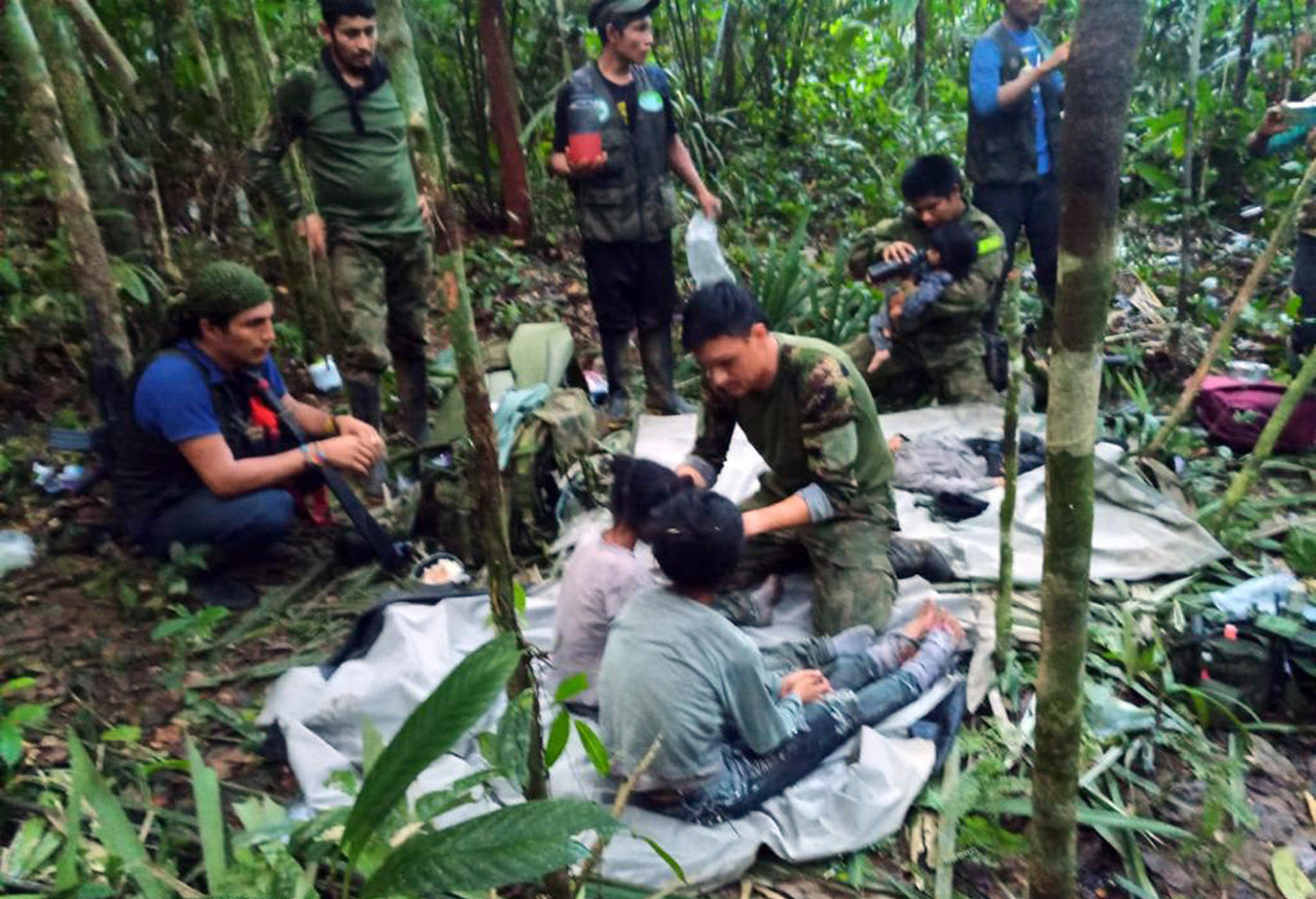Los niños rescatados en la selva colombiana esperaron por ayuda cerca del avión accidentado durante cuatro días