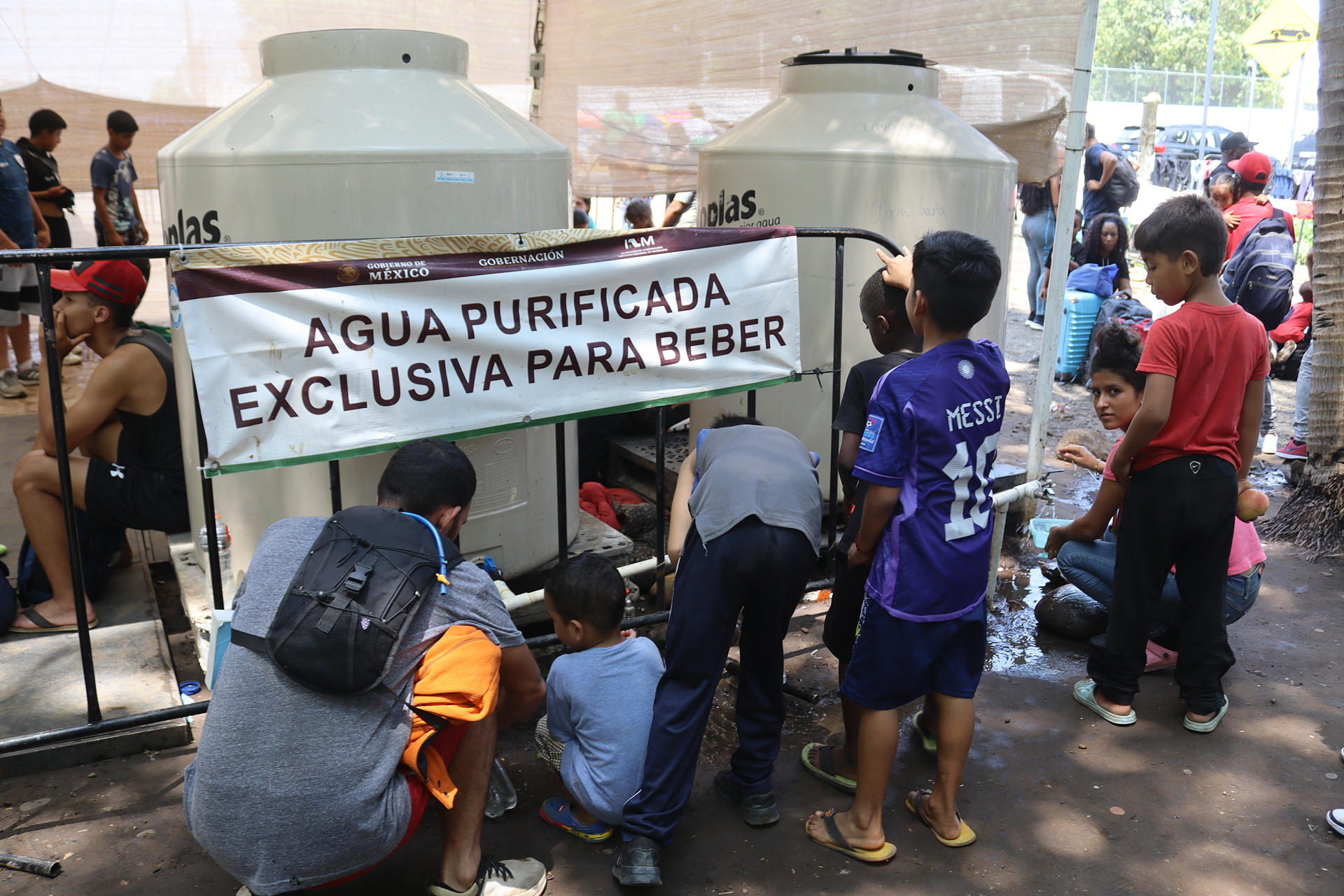 Migrantes varados en el sur de México enferman por ola de calor y desatención