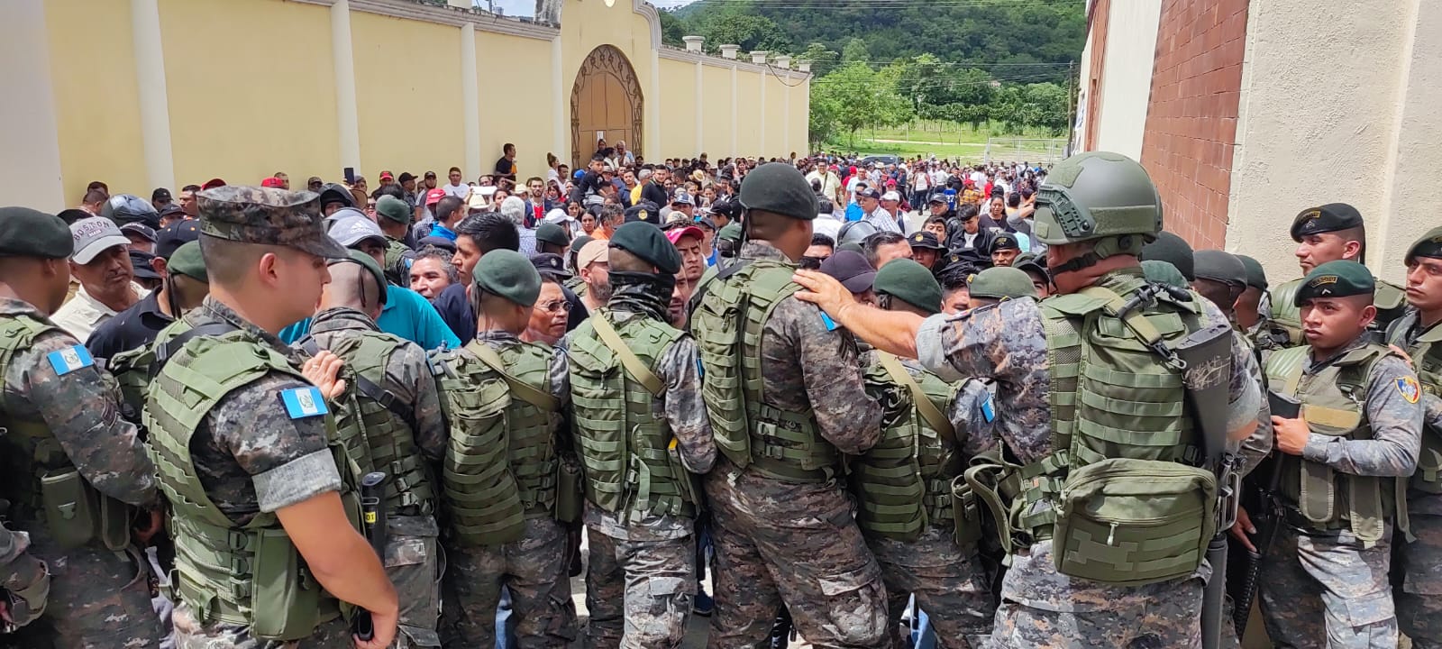 Uno de los primeros incidentes registrados este domingo 25 de junio se registró en San José del Golfo, Guatemala. (Foto Prensa Libre: Byron Rivera)